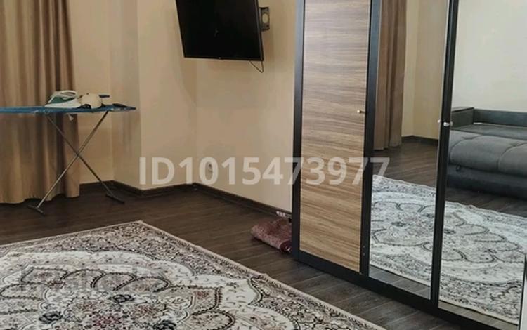 1-комнатная квартира · 52 м² · 1/10 этаж, мкр Юго-Восток, Республика 1/2 — Возле Строймарт за 180 000 ₸ в Караганде, Казыбек би р-н — фото 2