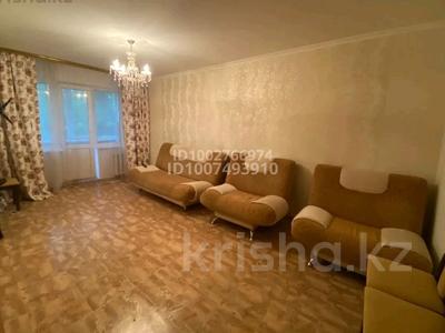 3-комнатная квартира · 65 м² · 3/5 этаж, Курмангазы 175 — Магазин "ORAL", ТД. "Дом быта" за 18 млн ₸ в Уральске, мкр Школьник