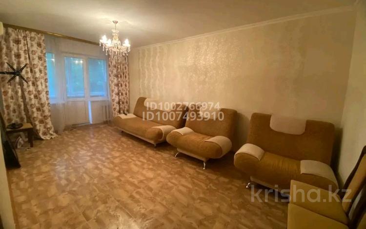 3-комнатная квартира · 65 м² · 3/5 этаж, Курмангазы 175 — Магазин "ORAL", ТД. "Дом быта" за 18 млн ₸ в Уральске, мкр Школьник — фото 9