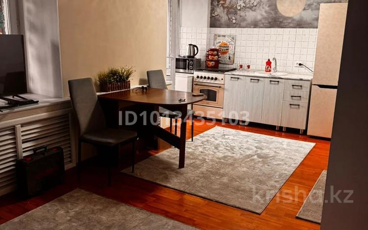 1-комнатная квартира · 33 м² · 5/5 этаж, мкр Михайловка , Аманжолова 45 за 160 000 ₸ в Караганде, Казыбек би р-н — фото 2