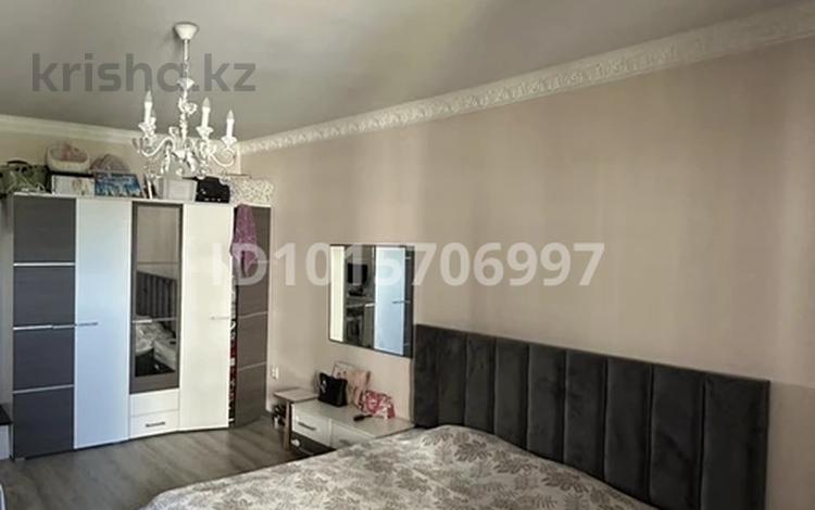 3-комнатная квартира · 90 м² · 4/15 этаж, Толе би 273/5 за 380 000 ₸ в Алматы, Алмалинский р-н — фото 2
