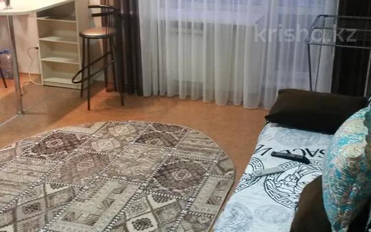 1-комнатная квартира, 33 м², 4/5 этаж по часам, проспект Нуркена Абдирова 9 за 1 000 〒 в Караганде, Казыбек би р-н — фото 2