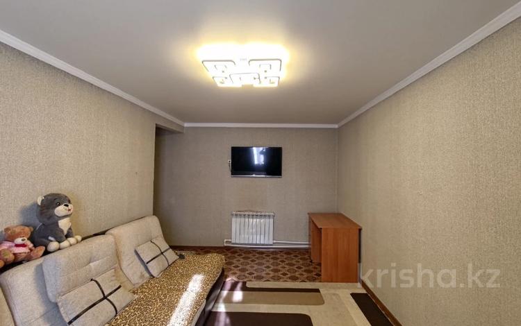 3-комнатная квартира, 54 м², 1/3 этаж, Санаторная 14 за 9 млн 〒 в Караганде, Алихана Бокейханова р-н — фото 2