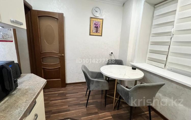 3-комнатная квартира · 65 м² · 4/5 этаж, мкр Самал-3, Достык 117 за 600 000 ₸ в Алматы, Медеуский р-н — фото 2