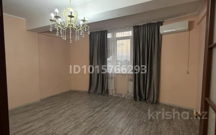 2-комнатная квартира · 70 м² · 6/13 этаж, мкр Аксай-5 3б за 320 000 ₸ в Алматы, Ауэзовский р-н — фото 2