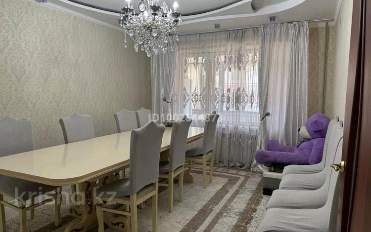 4-комнатная квартира · 100 м² · 1/5 этаж, Микрорайон Алатау 46 — Дом находится рядом с детским садом №17 и Гулим . Рядом находится Жибек жолы базар. а также дом находится рядом с школой №48 за 25 млн ₸ в Таразе — фото 11