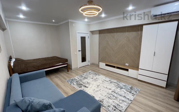 1-комнатная квартира · 40 м² · 2/5 этаж, мкр Самал-3, Достык 107/1 за 350 000 ₸ в Алматы, Медеуский р-н — фото 2