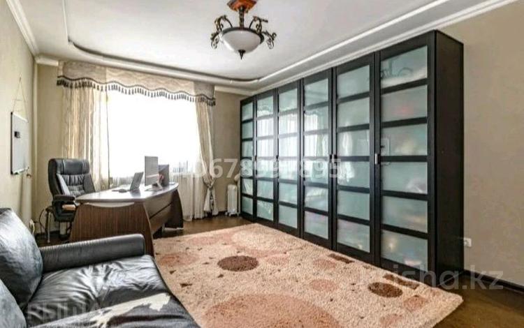 3-комнатная квартира, 115 м², 7/9 этаж помесячно, Сауран