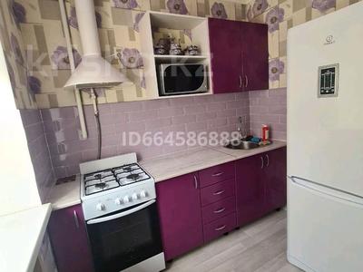 2-комнатная квартира · 45 м² · 1/5 этаж, Аманжолова за 14 000 ₸ в Уральске