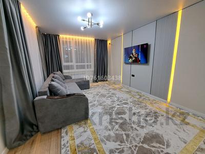 3-комнатная квартира · 85 м² · 11/17 этаж, Жандосова 94А за 500 000 〒 в Алматы, Бостандыкский р-н