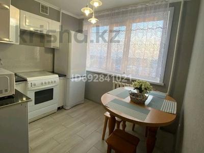 1-комнатная квартира, 42 м², 8/16 этаж посуточно, мкр Юго-Восток — Прокуратура трилестник за 8 000 〒 в Караганде, Казыбек би р-н