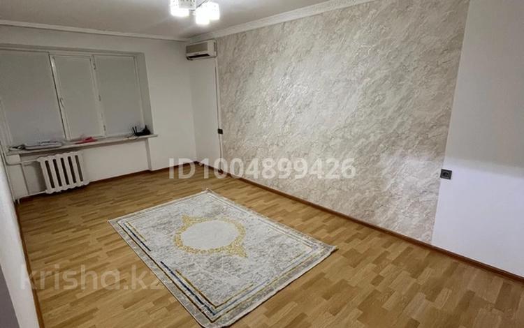 3-комнатная квартира · 61 м² · 2/5 этаж, мкр Центральный, Азаттык 46а за 18.5 млн ₸ в Атырау — фото 2
