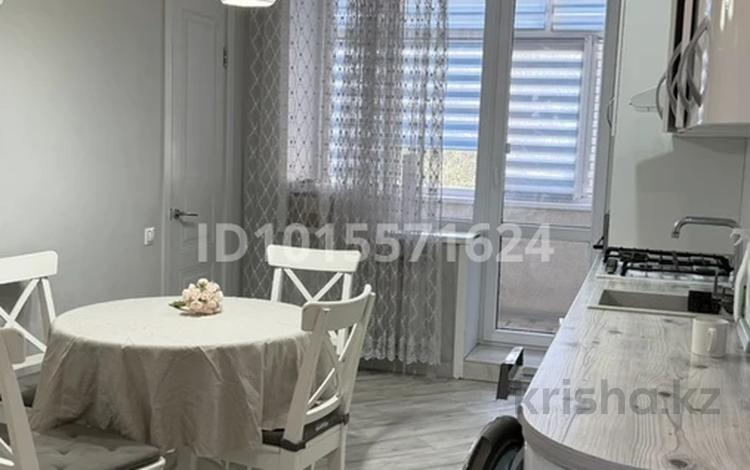 2-комнатная квартира · 78 м² · 2/10 этаж, мкр 4, Абулхаирхана 177 за 260 000 ₸ в Уральске — фото 2