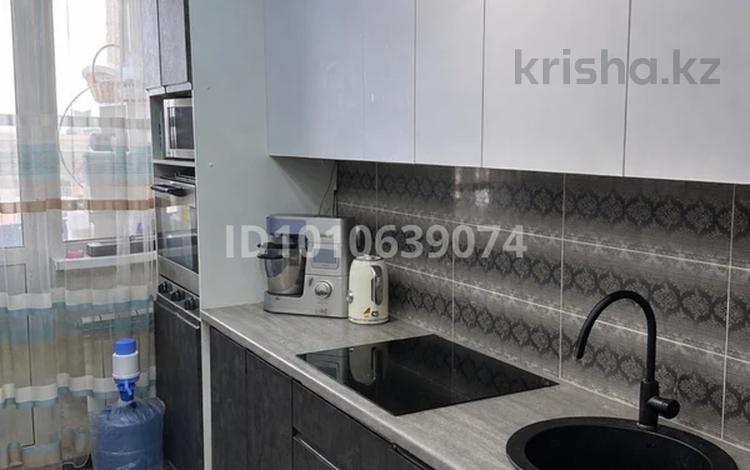 2-бөлмелі пәтер · 57.7 м² · 10/19 қабат, мкр Кадыра Мырза-Али С.Датова 32/2, бағасы: 25 млн ₸ в Уральске — фото 2