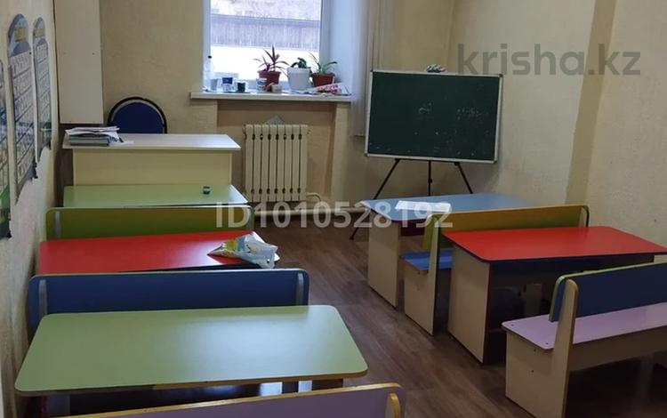 Свободное назначение, офисы, магазины и бутики, салоны красоты, медцентры и аптеки, образование, развлечения, конференц-залы, кабинеты и рабочие места, студии · 16 м² за 88 000 ₸ в Семее — фото 2