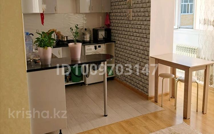 2-бөлмелі пәтер · 60 м² · 3/5 қабат, мкр Астана 5/1 — Парк, Салтанат сарайы, ресторан Домбыра, бағасы: 26 млн ₸ в Уральске — фото 2