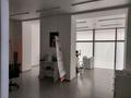 Свободное назначение, офисы, салоны красоты, медцентры и аптеки, образование, конференц-залы, кабинеты и рабочие места, студии · 204 м² за 650 000 ₸ в Уральске — фото 5