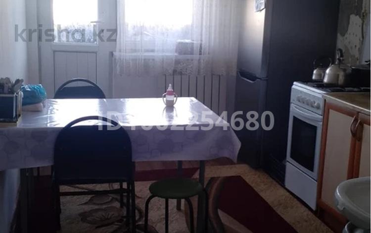 2-бөлмелі пәтер · 62 м² · 4/5 қабат, мкр Акбулым, мкр Арай-2 15, бағасы: 18 млн ₸ в Таразе — фото 2