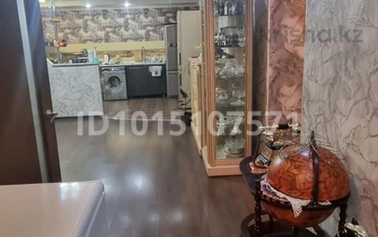 4-комнатная квартира · 98 м² · 9/10 этаж, мкр Новый Город, Нуркена абдирова 25 25 20 25 за 40 млн ₸ в Караганде, Казыбек би р-н — фото 2