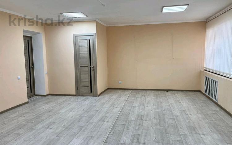 3-комнатная квартира, 133 м², 1/5 этаж, Завокзальный тупик за 13 млн 〒 в Уральске — фото 2