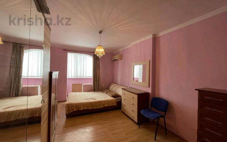 2-комнатная квартира, 105 м², 9/9 этаж посуточно, Кулманова 107 за 12 000 〒 в Атырау — фото 2