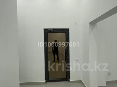 Свободное назначение, офисы, магазины и бутики, салоны красоты, медцентры и аптеки, образование, конференц-залы, кабинеты и рабочие места, студии · 50 м² за 350 000 〒 в Актобе, мкр 11