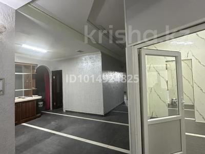 Свободное назначение, офисы, магазины и бутики, склады, салоны красоты, фитнес и спорт, медцентры и аптеки, образование, развлечения, конференц-залы, кабинеты и рабочие места, студии · 300 м² за 150 000 ₸ в Алматы, Наурызбайский р-н