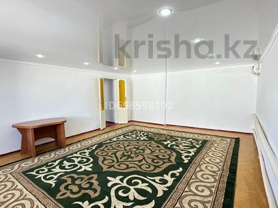 4-комнатная квартира, 140 м², 1 этаж помесячно, мкр Сары Арка, Жансүгіров 44 за 150 000 〒 в Атырау, мкр Сары Арка