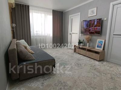 4-комнатная квартира · 62 м² · 2/5 этаж, Ихсанова — Возле 21 школы за 20 млн 〒 в Уральске, мкр Школьник