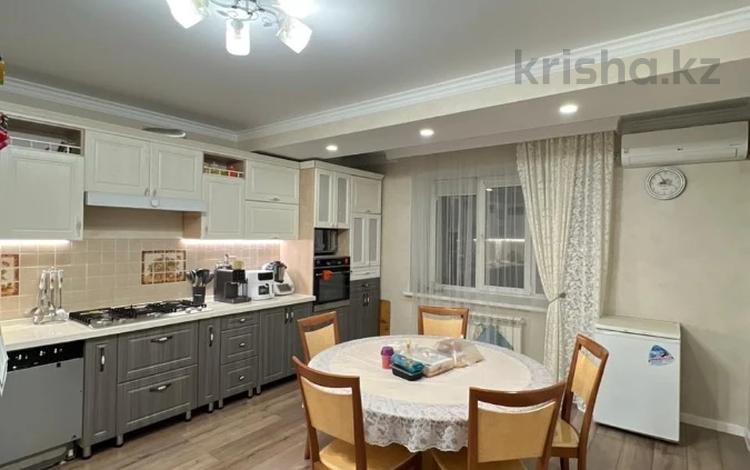3-комнатная квартира · 120 м² · 6/9 этаж, мкр. Алтын орда, Молдагуловой за 55 млн ₸ в Актобе — фото 13
