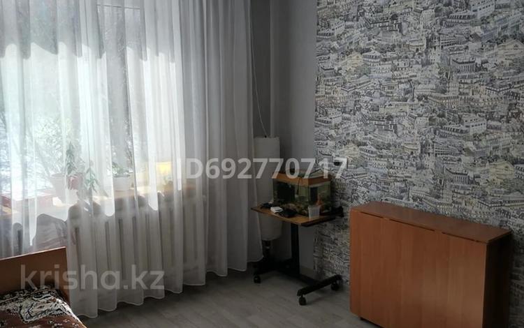 3-комнатная квартира, 70 м², 3/5 этаж, 8 Мкр 110 за 23 млн 〒 в Темиртау — фото 2