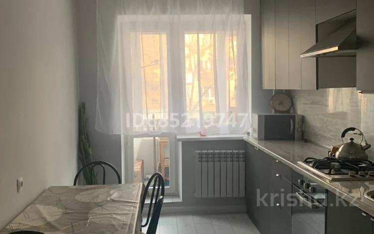 2-комнатная квартира, 53 м², 2/5 этаж помесячно, мкр Тастак-2, Мкр Тастак-2 Толе би — Тлендиева за 270 000 〒 в Алматы, Алмалинский р-н — фото 2