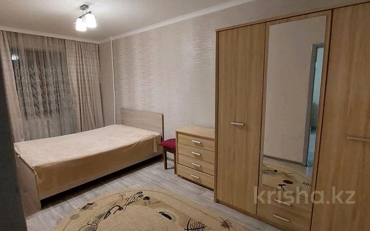 2-комнатная квартира, 45 м², 1/4 этаж помесячно, мкр №7 за 240 000 〒 в Алматы, Ауэзовский р-н — фото 2
