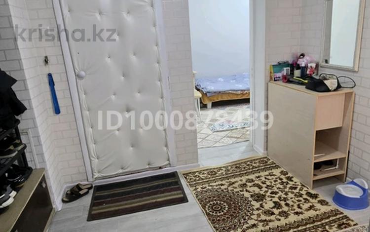 3-комнатная квартира · 63.7 м² · 1/5 этаж, пр. Абая — Возле налогового комитета и колледжа Оркениет. за 19.5 млн ₸ в  — фото 2