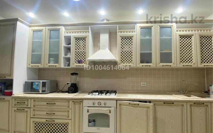 2-бөлмелі пәтер · 80 м² · 5/9 қабат, мкр Сары Арка, ЖАРБОСЫНОВА 71, бағасы: 35 млн ₸ в Атырау — фото 2