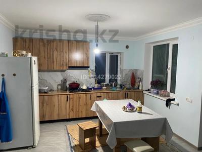 3-бөлмелі пәтер · 100 м² · 1/3 қабат, Бердікулова 27 27 — Өзен бойында, бағасы: 230 000 ₸ в Каскелене