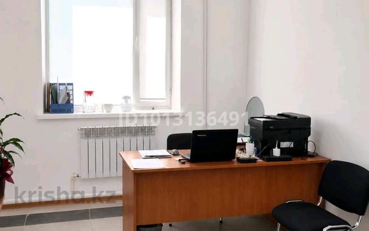 Офисы, салоны красоты, образование, кабинеты и рабочие места, студии · 6 м² за 30 000 ₸ в Атырау — фото 2