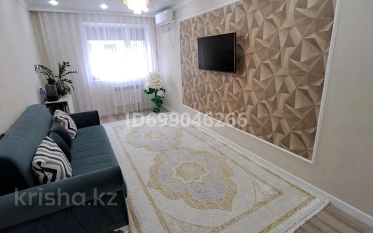 2-комнатная квартира · 54.2 м² · 7/10 этаж, мкр Центральный, Абая 26 за 32 млн 〒 в Атырау — фото 2