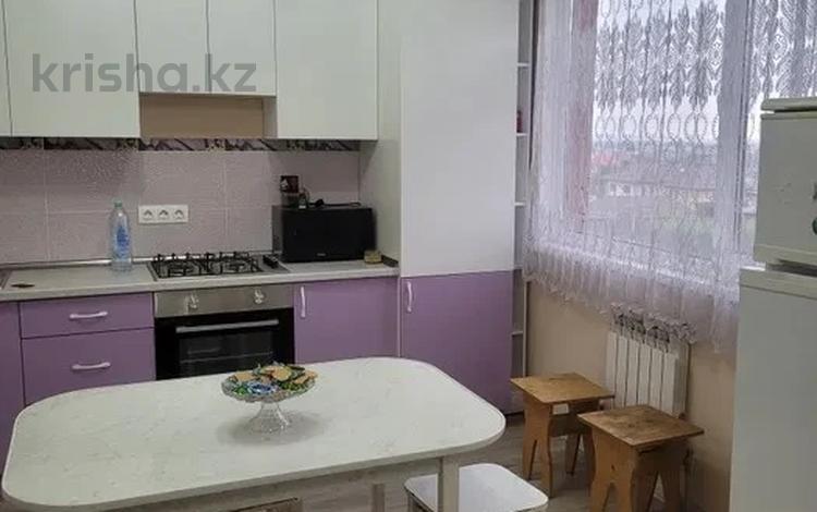 2-бөлмелі пәтер, 65 м², 5/10 қабат ай сайын, мкр Шугыла, Жунисова 8/1, бағасы: 250 000 〒 в Алматы, Наурызбайский р-н — фото 2