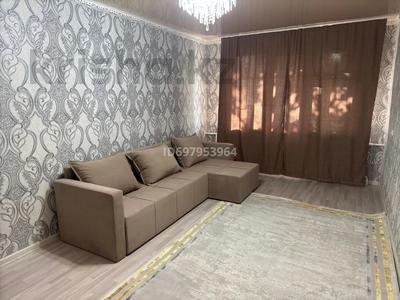 2-комнатная квартира · 42 м² · 5/5 этаж, Сергей тюленина 1/3 — Рядом Остановка Сергей тюленина за 15 000 ₸ в Уральске