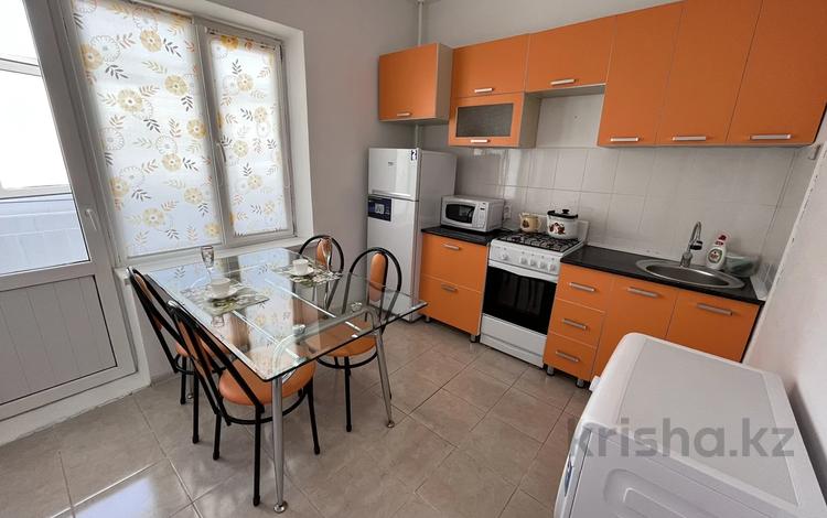 1-комнатная квартира, 40 м², 4/5 этаж посуточно, мкр Нурсая, Мкрн Нурсая 1/3 за 10 000 〒 в Атырау, мкр Нурсая — фото 5