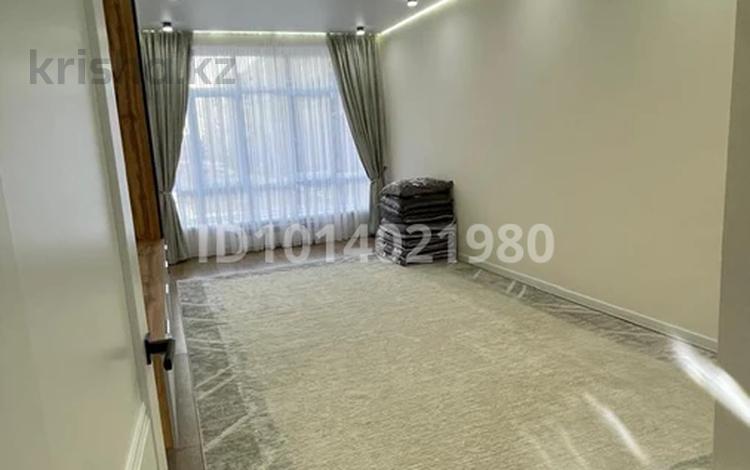 2-комнатная квартира · 71 м² · 1/5 этаж, мкр Самал, Мкрн Самал 111 за 260 000 ₸ в Атырау — фото 2