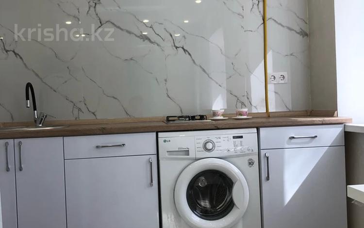 2-комнатная квартира · 50 м² · 2/5 этаж, Абдирова 34/1 за 15 000 ₸ в Караганде, Казыбек би р-н — фото 2