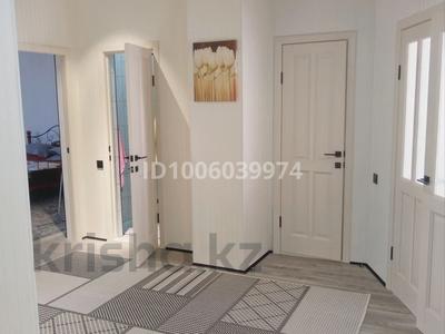 3-комнатная квартира · 100 м² · 1/3 этаж, С/к Саздинское лесничество — За Тойота центром за 40 млн 〒 в Актобе