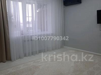 3-комнатная квартира · 63 м² · 6/9 этаж, 4 микрорайон 43 — 21 век, супермаркет Сапа за 30 млн 〒 в Аксае