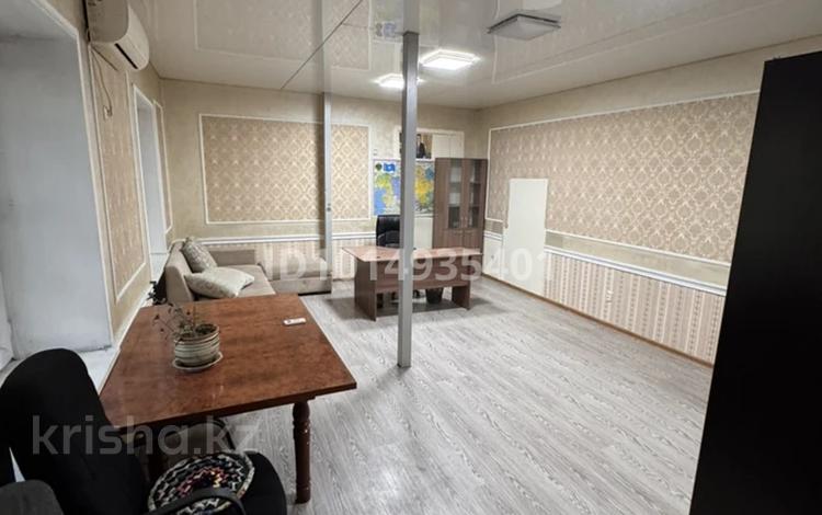 Свободное назначение, офисы, магазины и бутики, салоны красоты, медцентры и аптеки, образование, кабинеты и рабочие места, студии · 35 м² за 150 000 ₸ в Шымкенте, Аль-Фарабийский р-н — фото 2