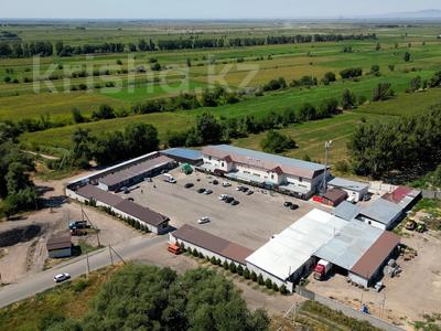 Свободное назначение, офисы, магазины и бутики, склады, азс, автосервисы и автомойки, общепит, салоны красоты, сельское хозяйство, бани, гостиницы и зоны отдыха, медцентры и аптеки, образование, развлечения · 1400 м² за 868 млн 〒 в Каратуруке