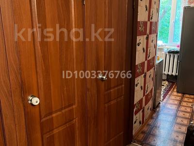 4-комнатная квартира · 63 м² · 1/5 этаж, Майкудук, 15й микрорайон 26 за 12 млн ₸ в Караганде, Алихана Бокейханова р-н