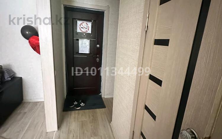 1-бөлмелі пәтер · 35 м² · 1/5 қабат, 27-шағынаудан, Строителей 16, бағасы: 12 000 ₸ в Караганде, Казыбек би р-н — фото 2