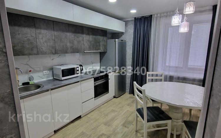 2-комнатная квартира, 60 м², 1 этаж помесячно, Набережная им.Славского 20